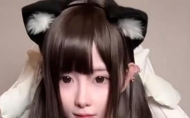 小月喵白色电竞椅前回头