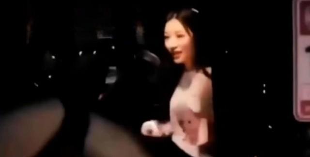 豪车旁参与活动的女性