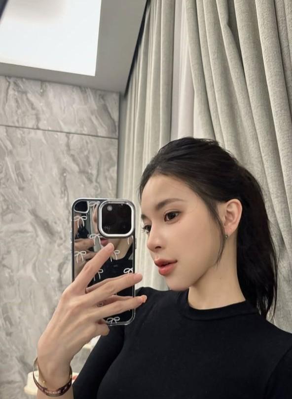 小V黑色上衣镜前自拍