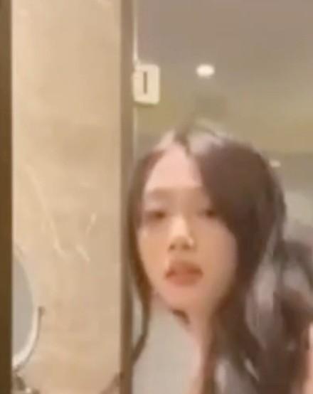 网传酒店影像中的女性近景
