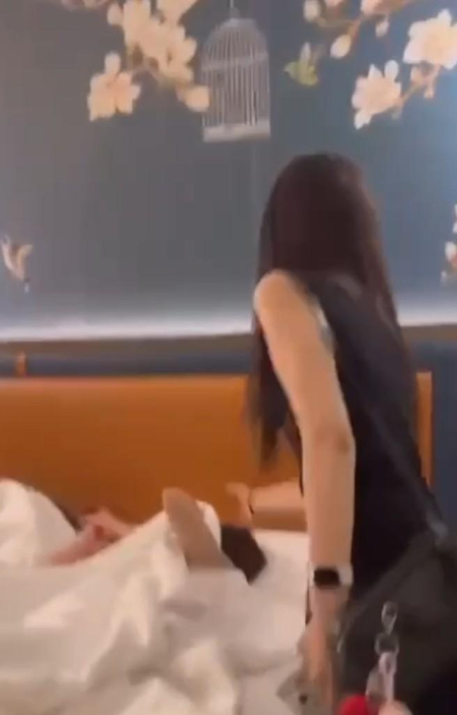 床边对质中的黑裙女子