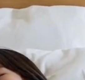莎莎在明亮房间中的侧脸