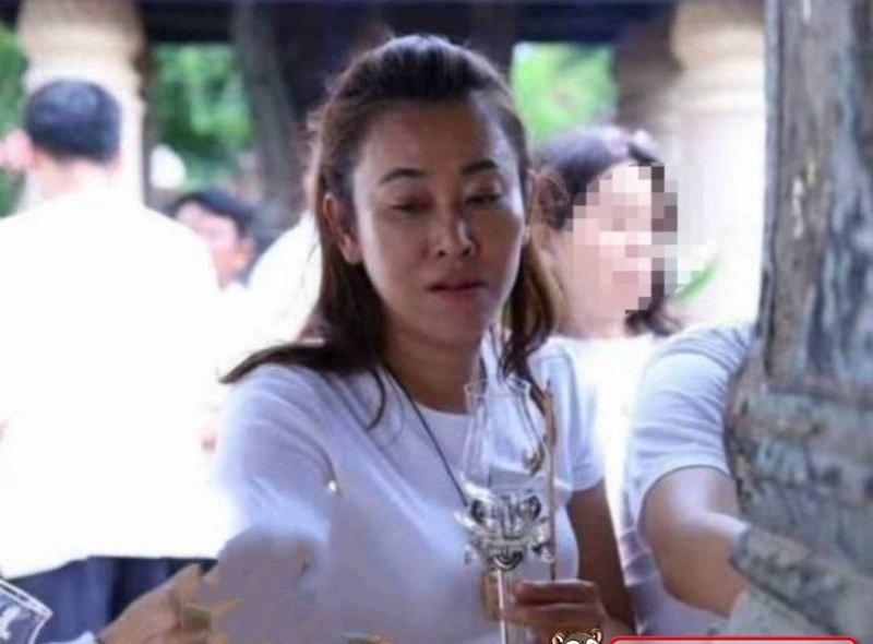 一名女子在寺庙活动现场用餐