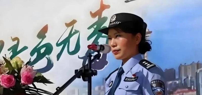 凌娅身穿制服在公开活动中讲话