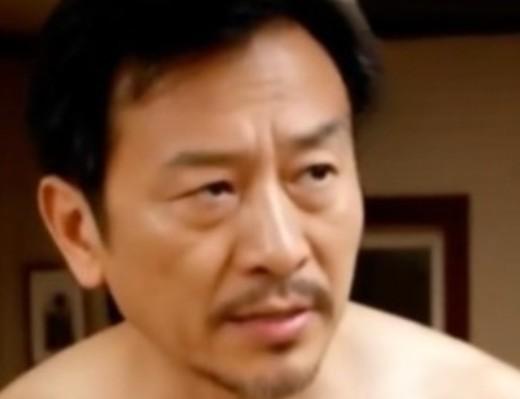 屋内男角色的面部近景