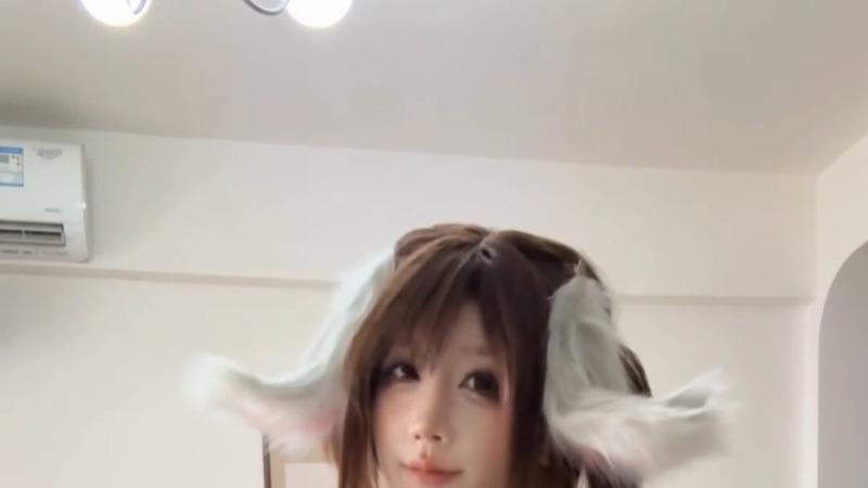 九曲Jean抬手展示兔耳和灰色卫衣袖口