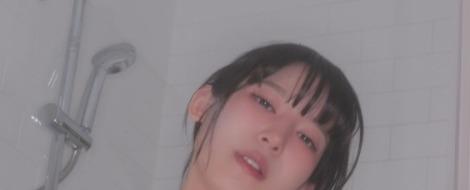 Yeha在浴室花洒前看向镜头
