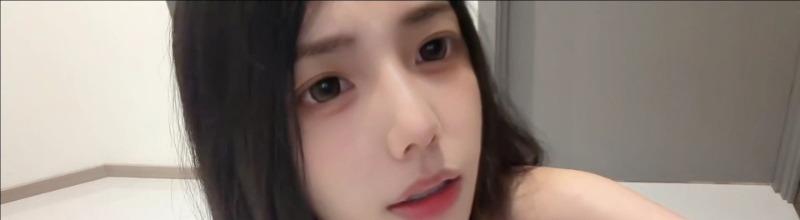 恩恩看向镜头的脸部近景