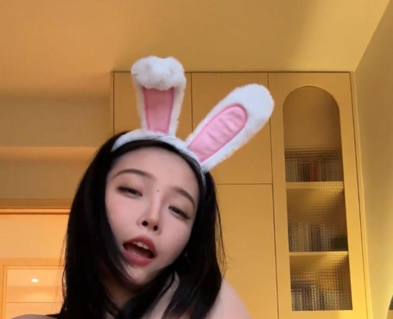 孙禾颐JennyPinky戴粉白兔耳看向镜头