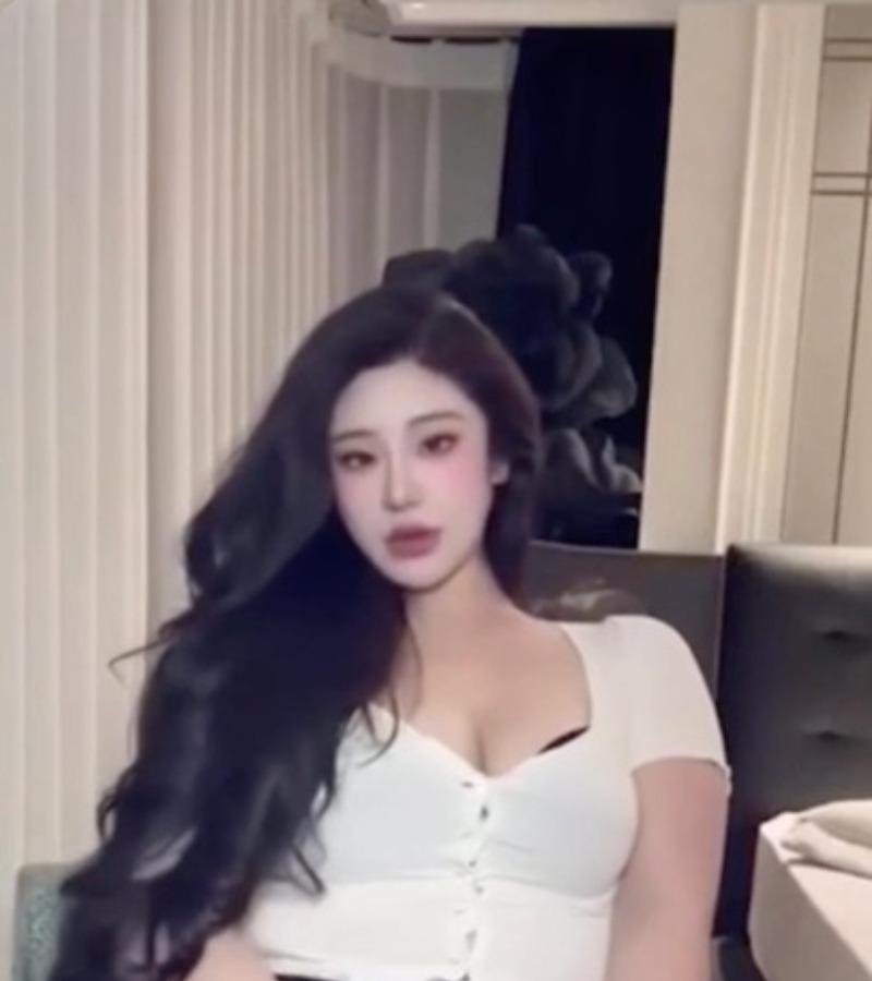 亚亚亚辰黑白室内造型正面坐姿