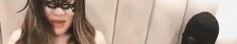 女子与蒙面男子出现在房间内
