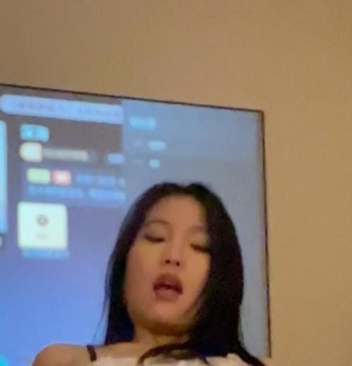 长发女子穿黑白女仆装面对镜头