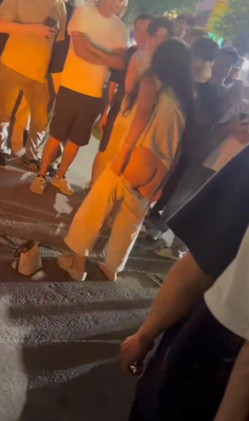 多名路人聚集在广东河源街头冲突现场