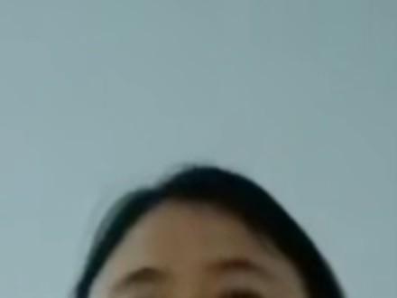 浅色上衣女子面对室内镜头
