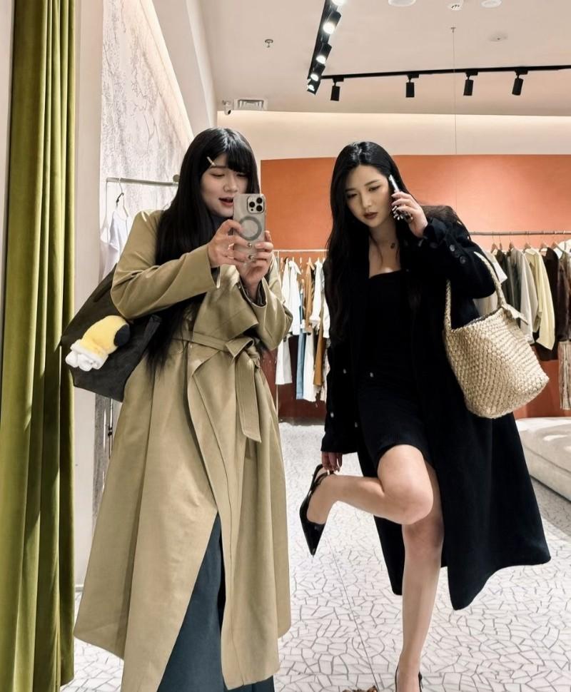 两名女子站在服装店试衣区域