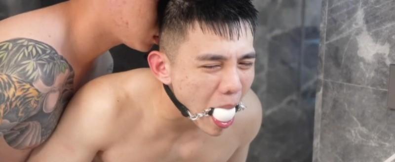 黑发男子戴颈部道具出现在浴室近景