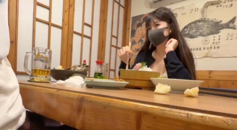 桥本香菜戴口罩坐在居酒屋柜台前