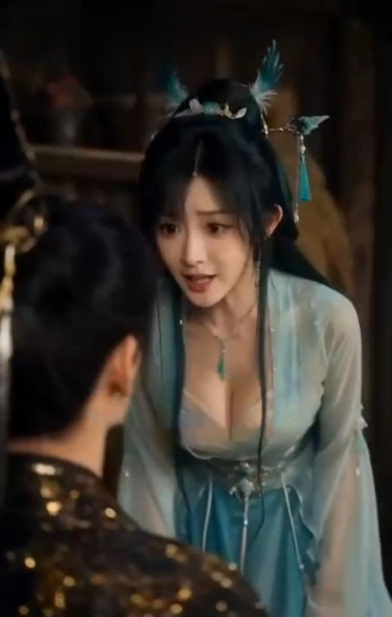 蓝色古装女子在魔殿内面对来人