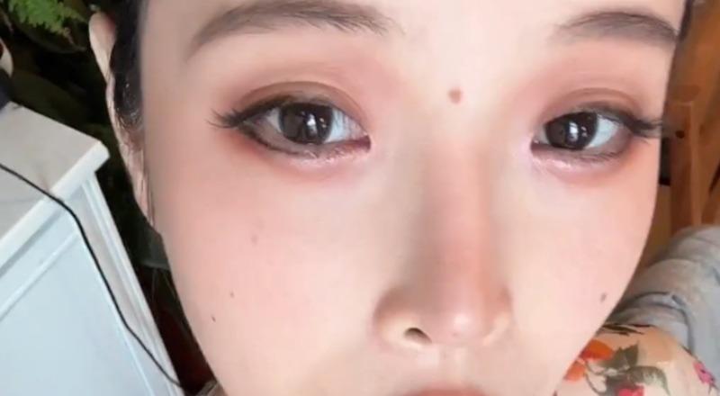 孙禾颐JennyPinky穿碎花衫看向镜头