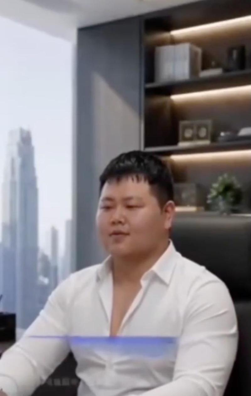 中年男子坐在高层房间落地窗前