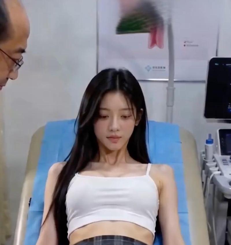女主穿白色上衣坐在蓝色检查椅上