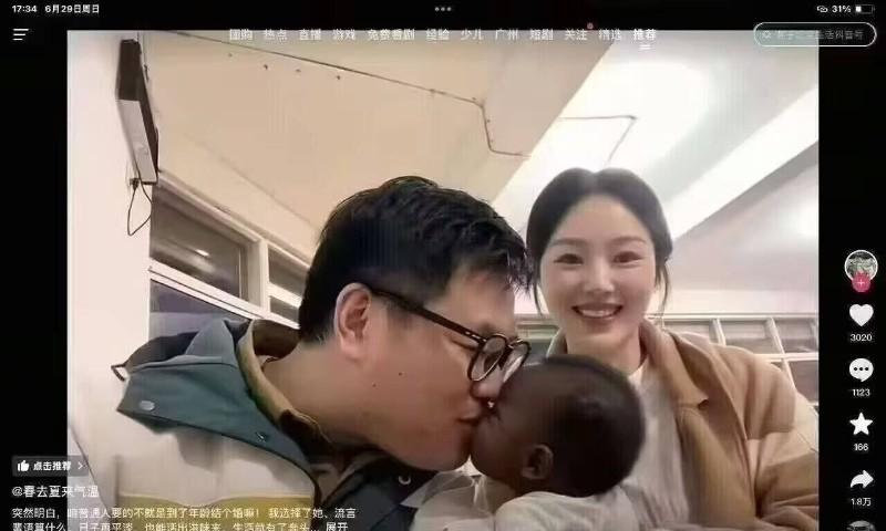 女子与外国男子在公共场所靠近镜头