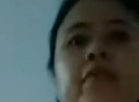 成年女子在室内自拍视频中的面部近景