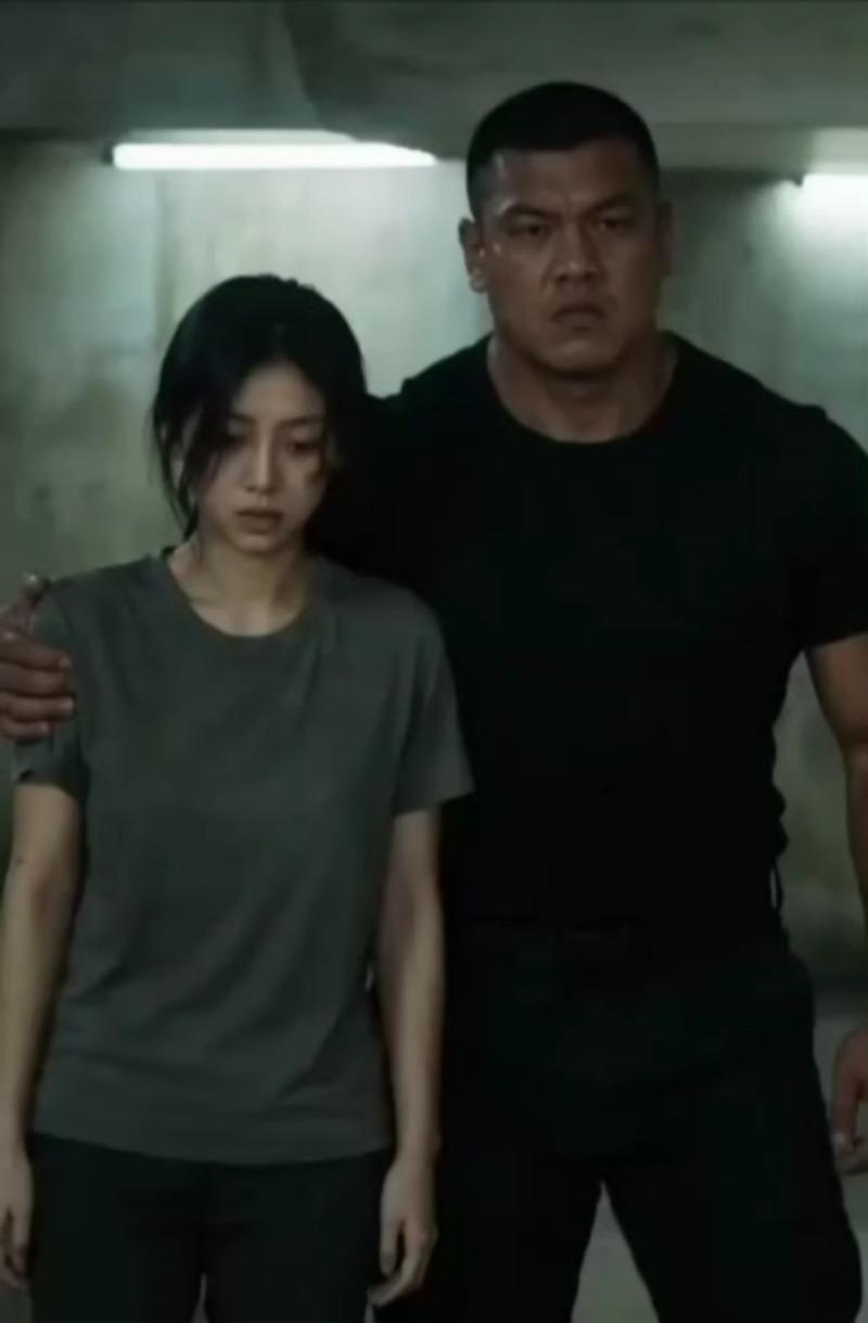昏暗室内并排站着的一男一女