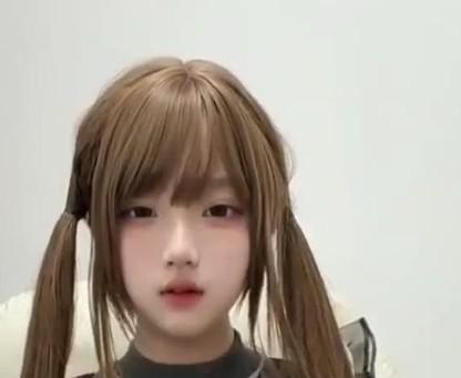 坐在浅色椅前的长发人物与深色领饰