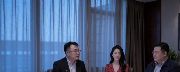 白洁与多人在室内会面