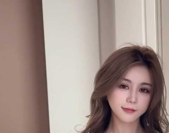 甜仔在酒店房间中的面部与妆发造型