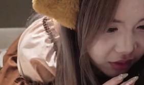 棕色女仆装女子戴兽耳的面部近景
