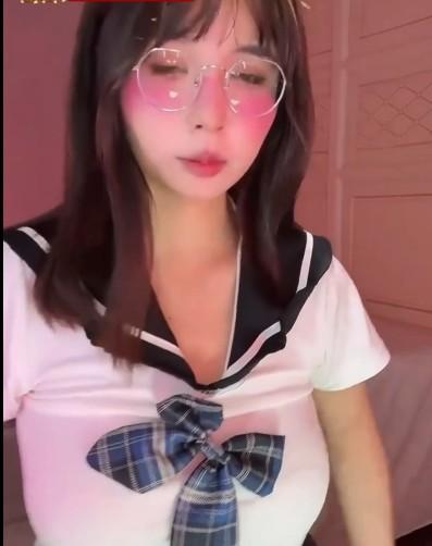 豆芽炒肉丝戴眼镜穿白色水手服