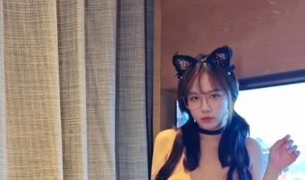 苏晚晴黑色猫耳与长发的室内造型