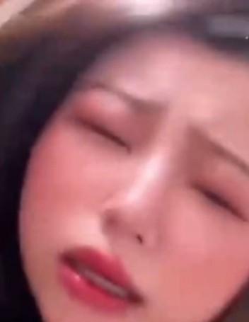 苏婉儿黑色上衣拍摄中的面部画面