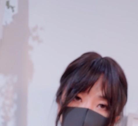 玩偶姐姐粉色服装与黑色口罩造型
