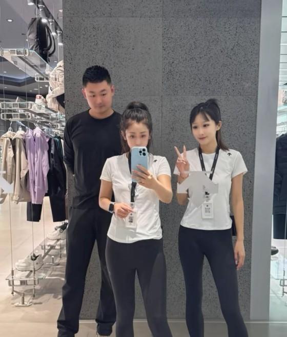 刘佳与同事在店内合影