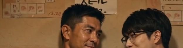 两名女婿在酒馆卡座交谈