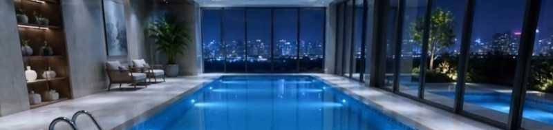 短剧中的室内泳池夜景