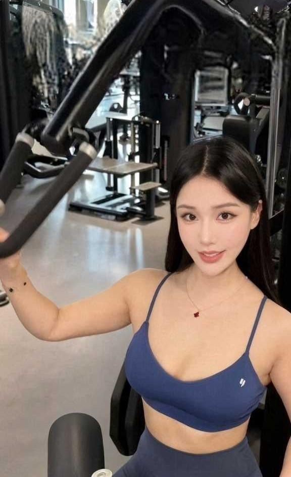 五花肉在健身房器械旁