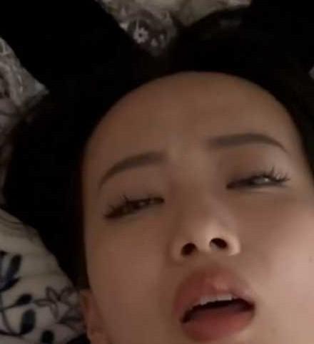 王夏琳佩戴兔耳头饰的面部近景