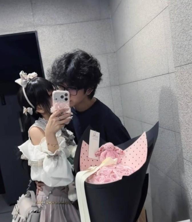 齐神与相关人物公开同框照片