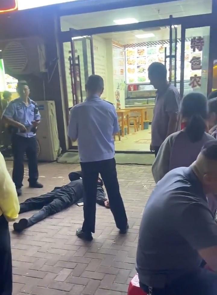 警察到达安徽太和夜市店门外现场