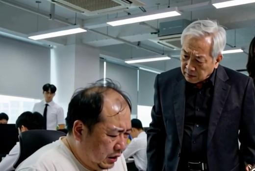 末日原罪中办公室人物围在工位旁