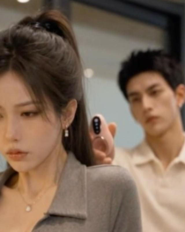 催眠器玩转职场中男主拿出怀表靠近女子