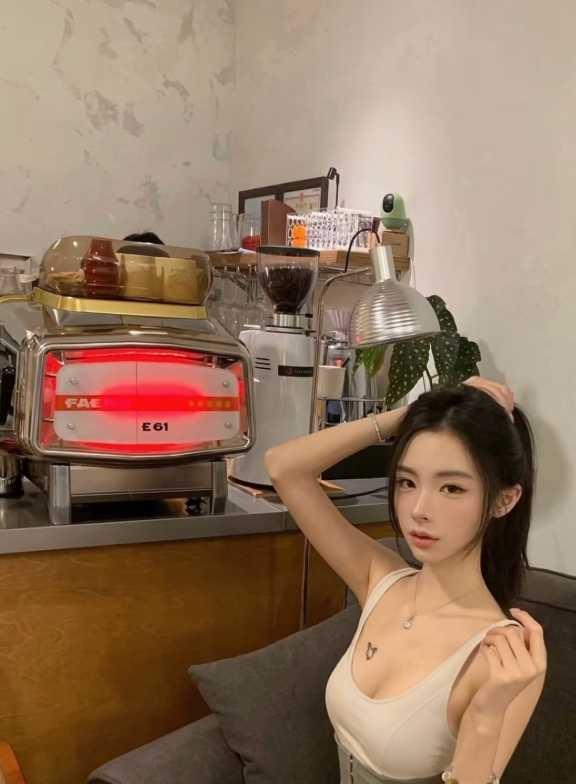网传杨莉莉在室内座椅旁的另一角度