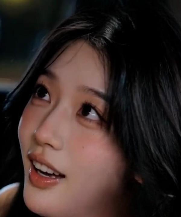 陪玩假女友中的墨绿长裙女子近景