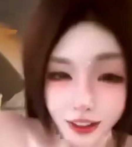 抖音小优蕊在酒店房间里的正面近景