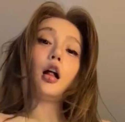 ST账号Yr_kitten_333在室内镜头前的脸部近景