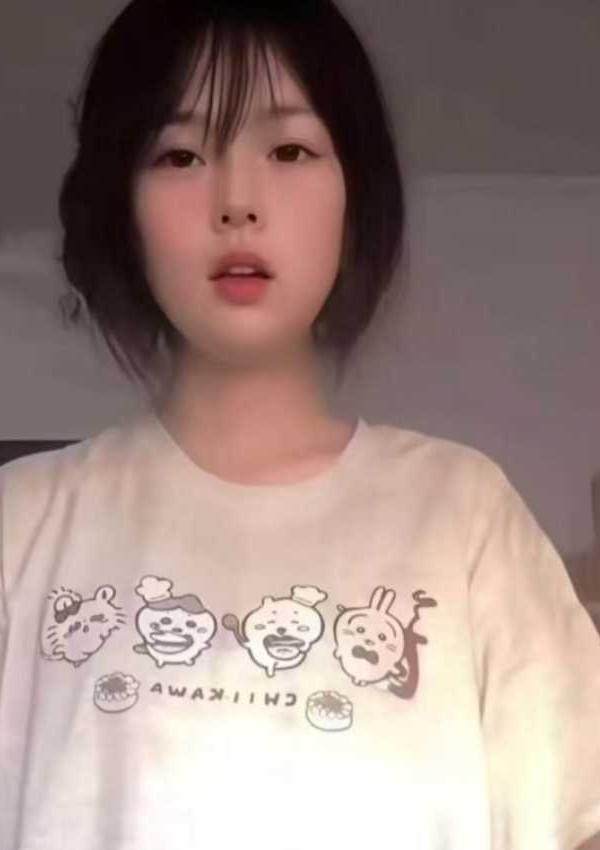 电竞陪玩毛毛米面对镜头